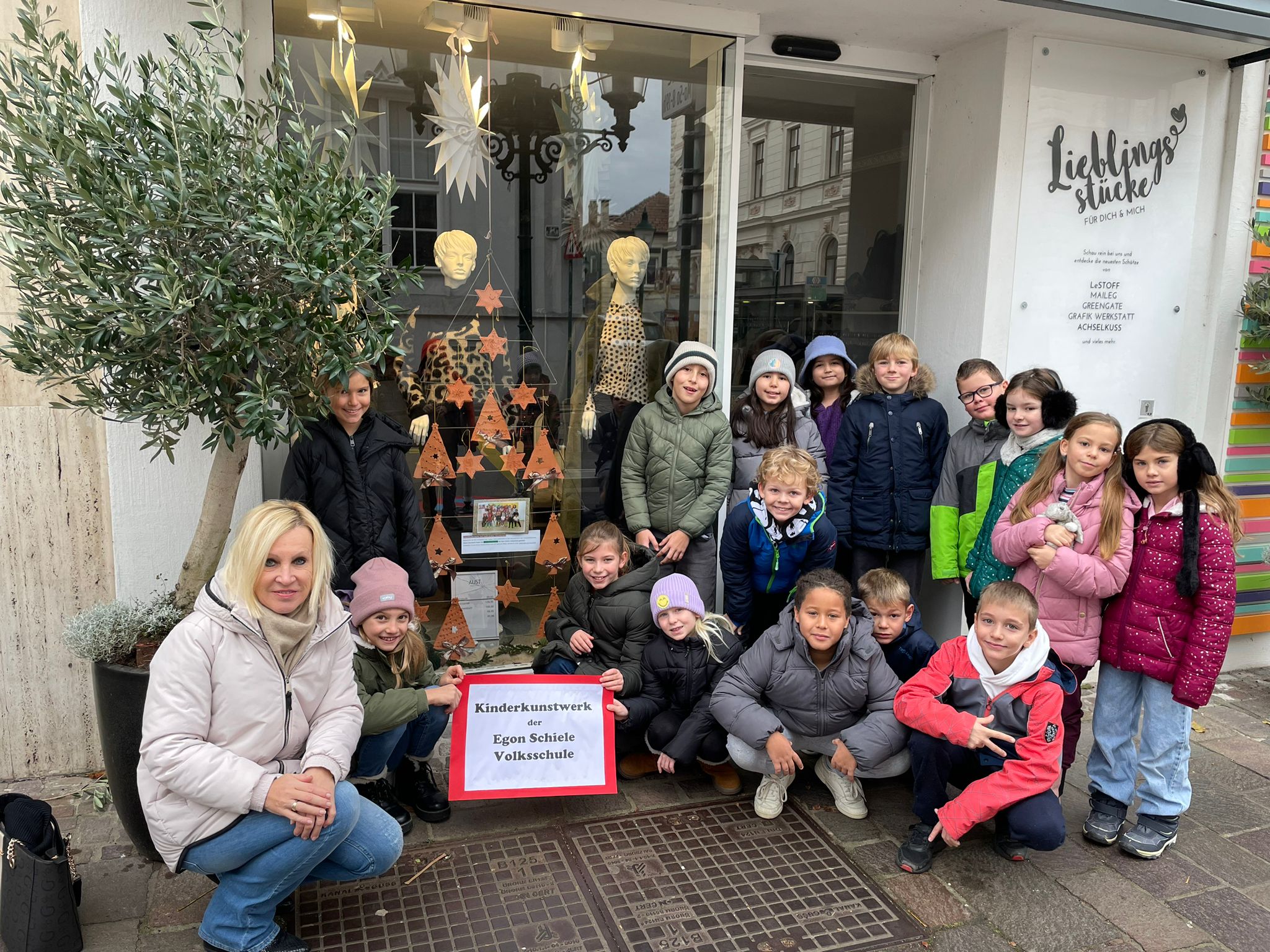 Kinderkunstwerke in Tullns Schaufenstern