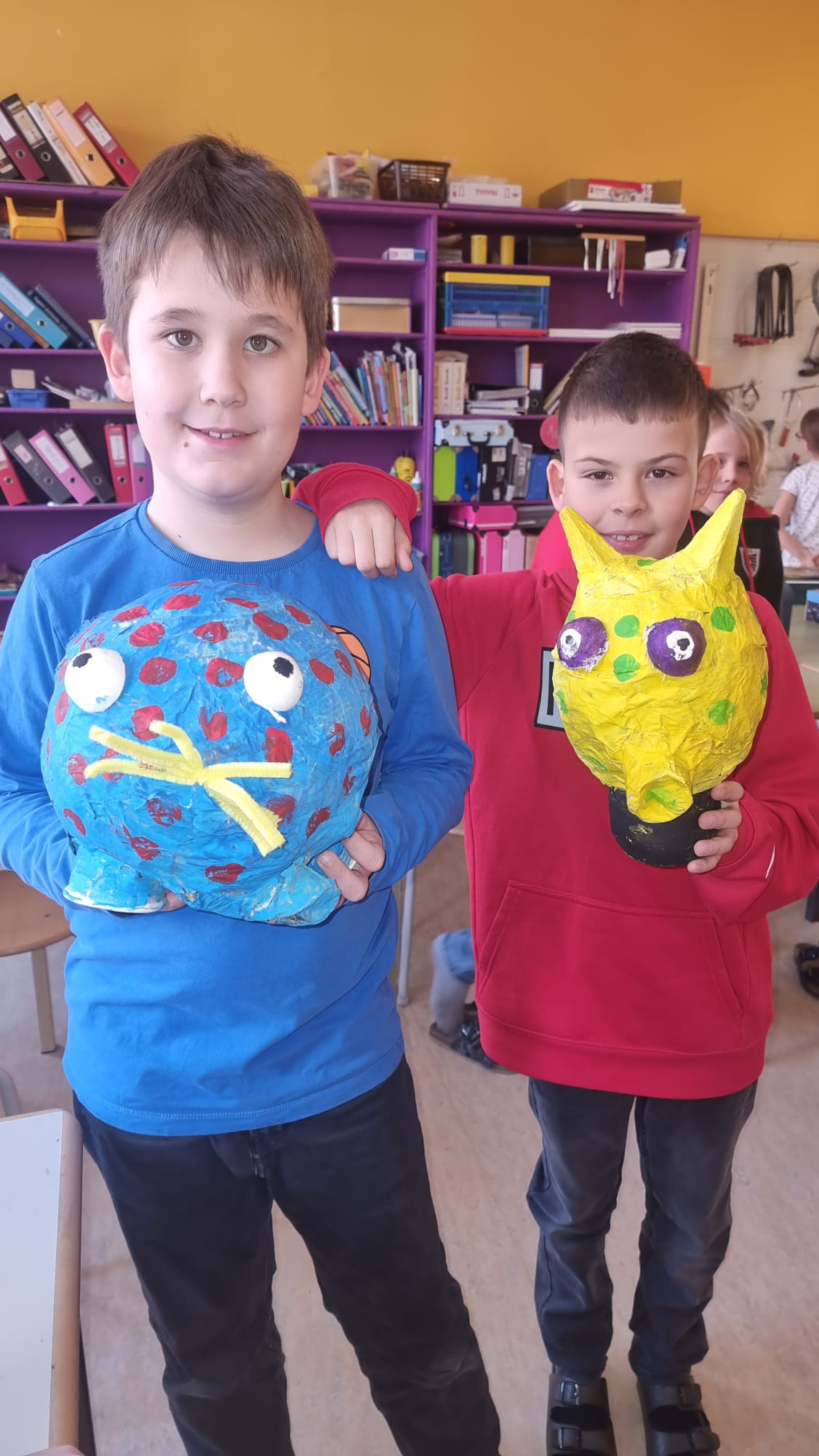 Aus Kleister und Papier, wurde ein lustiges Tier!