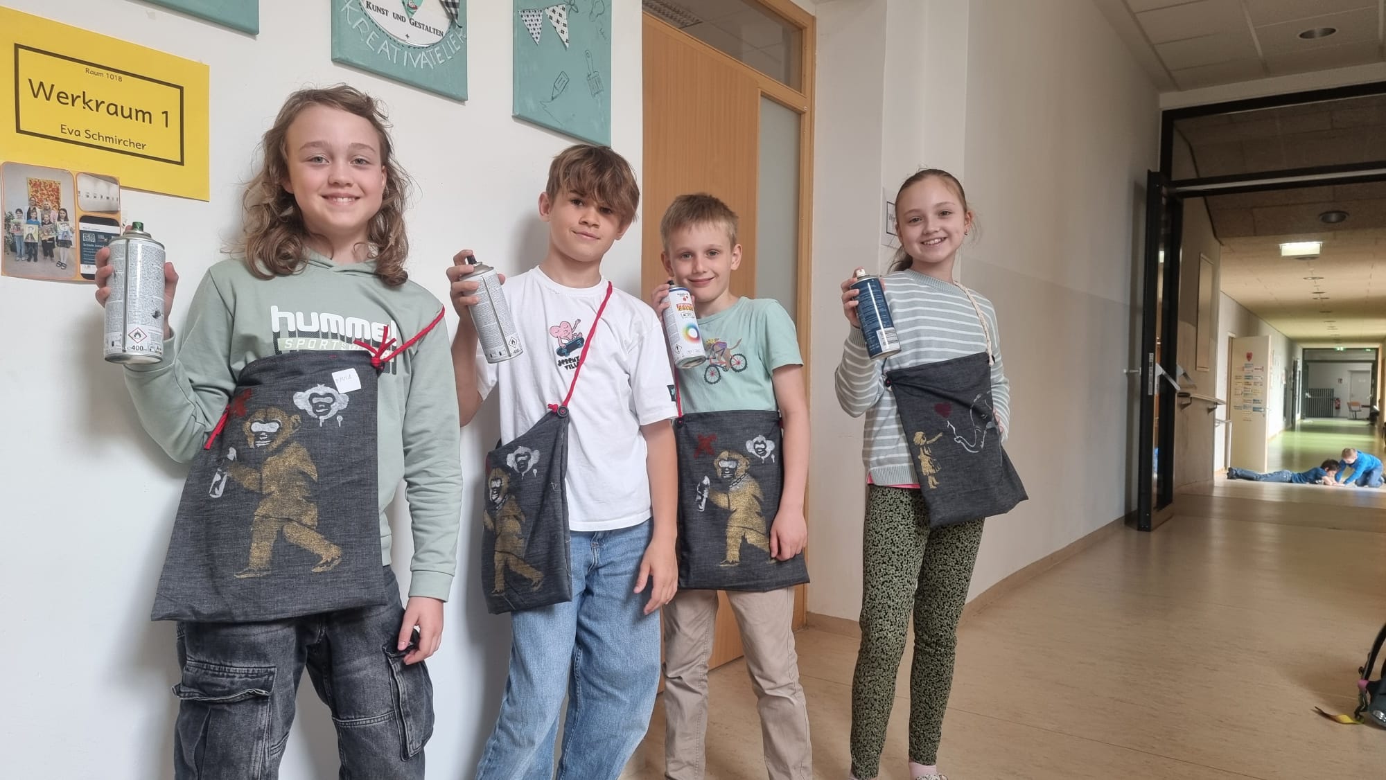 Taschen mit Bansky-Motiven