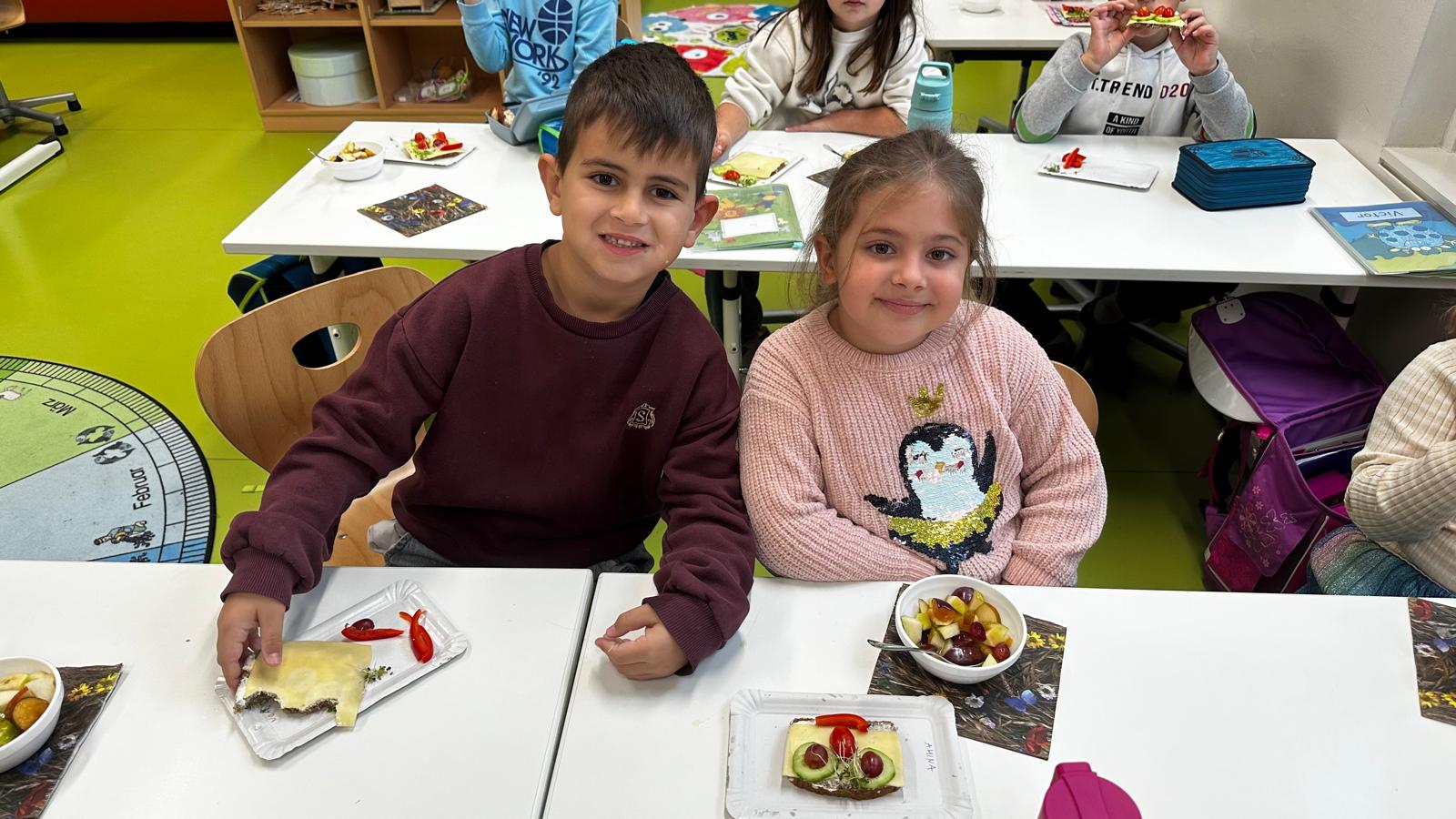 1a: Käsebrotgesichter und Obstsalat - Wir bereiten gemeinsam eine gesunde Jause zu!
