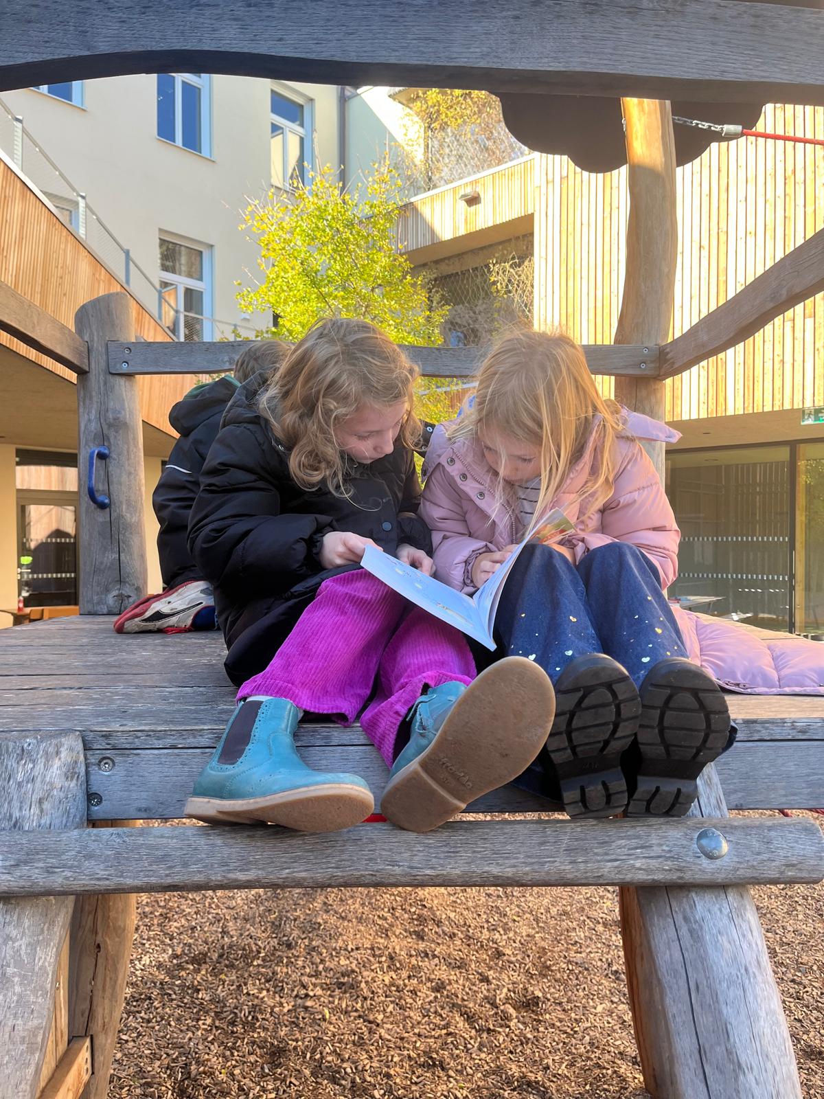 1c und 3a: Partner-Lesen im Schulgarten