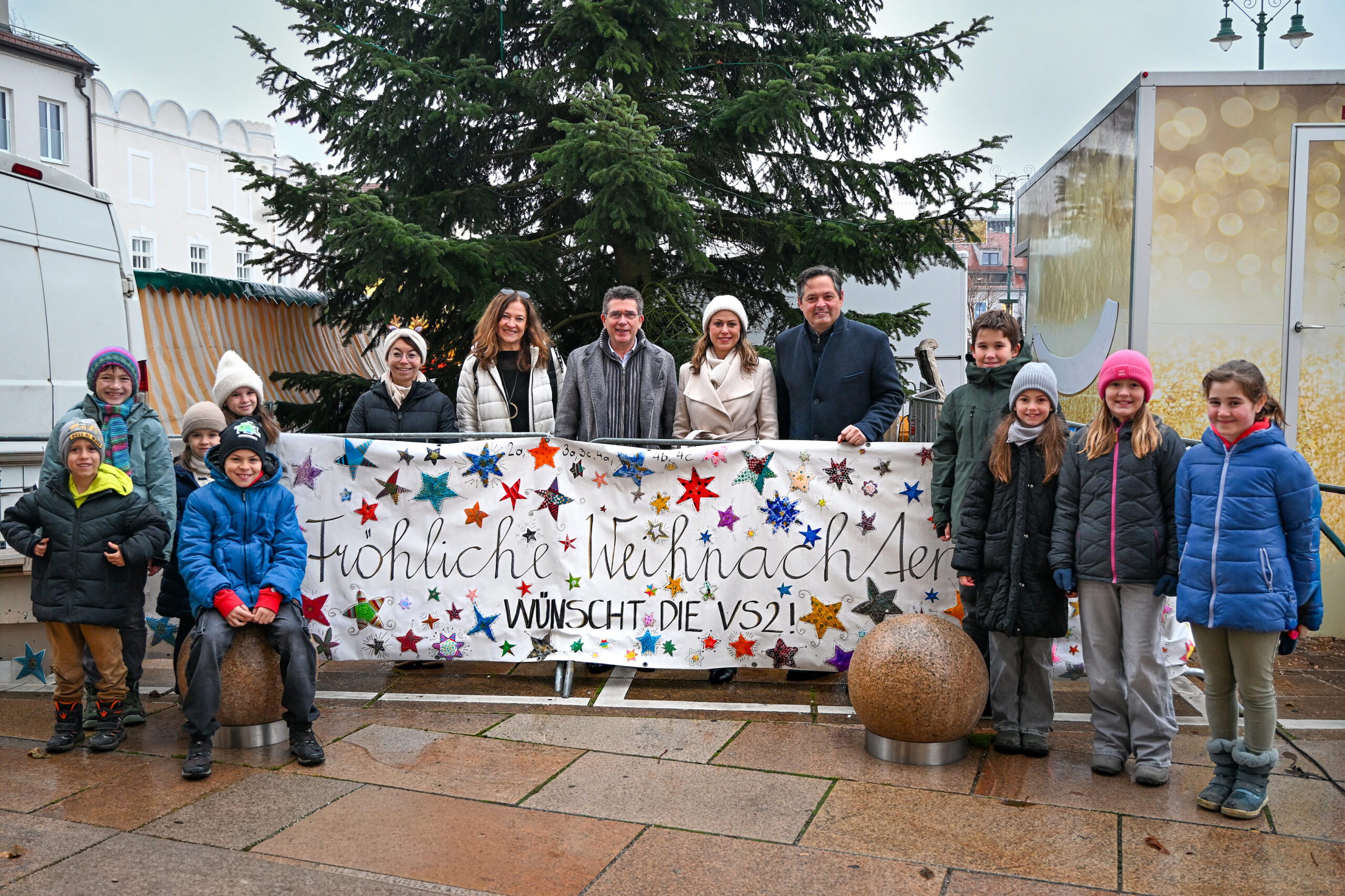 Weihnachtliche Kinderkunst am Hauptplatz