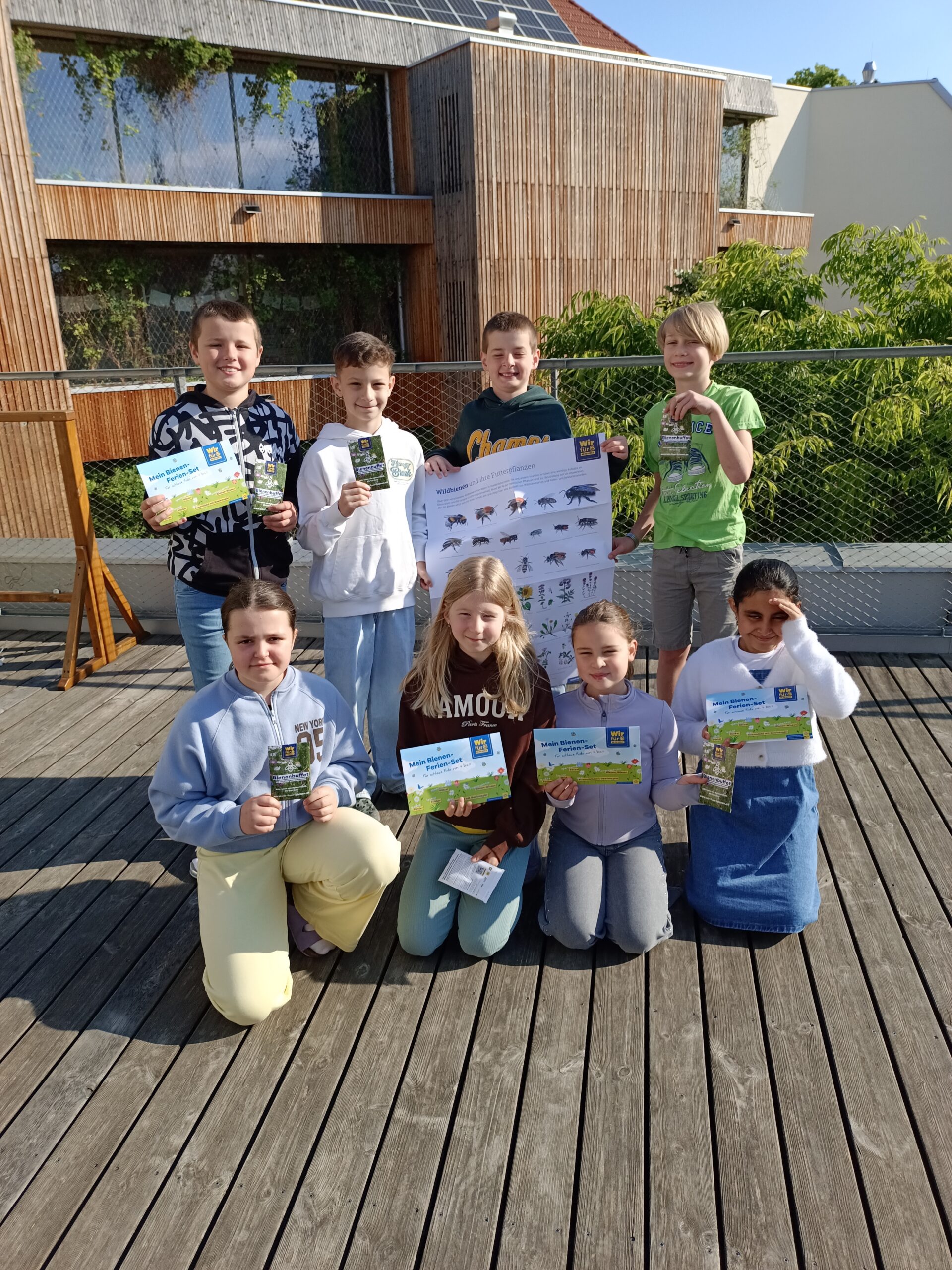 🐝 Die ganze Schule blüht auf: Aktion zum Weltbienentag!​