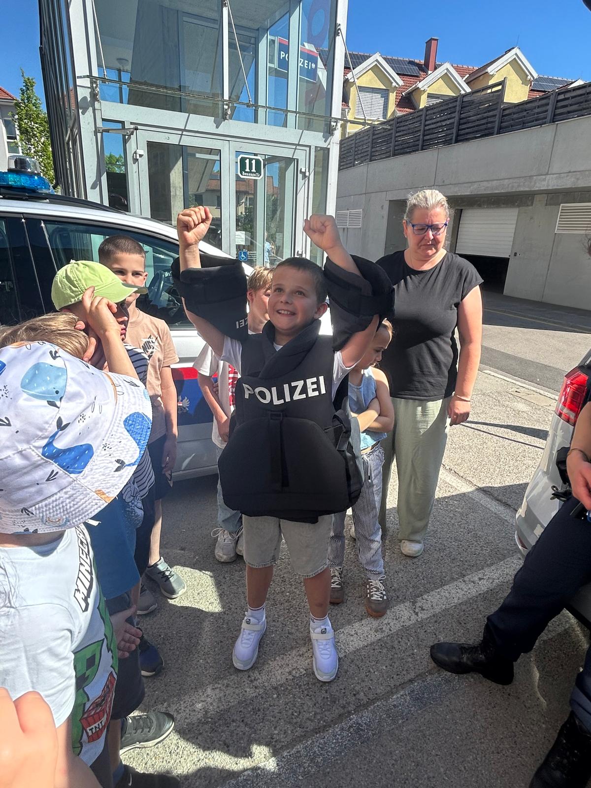 2a und 2d: Besuch bei der Polizei